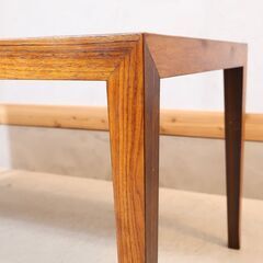 HASLEV(ハスレヴ)社より北欧デンマーク王室御用達のロイヤル・コペンハーゲン社のBACA(バッカ)シリーズのタイルを使用したローズウッド コーヒーテーブルです。稀少なヴィンテージローテーブル♪