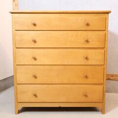 KITANOSUMAISEKKEISHA(北の住まい設計社)のメープル無垢材 5段チェストです。大容量の引き出しで収納力も抜群の洋服箪笥！どんなインテリアにも合わせやすいクラシックなデザインが魅力です