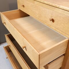 KITANOSUMAISEKKEISHA(北の住まい設計社)のメープル無垢材 5段チェストです。大容量の引き出しで収納力も抜群の洋服箪笥！どんなインテリアにも合わせやすいクラシックなデザインが魅力です