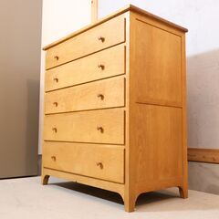 KITANOSUMAISEKKEISHA(北の住まい設計社)のメープル無垢材 5段チェストです。大容量の引き出しで収納力も抜群の洋服箪笥！どんなインテリアにも合わせやすいクラシックなデザインが魅力です