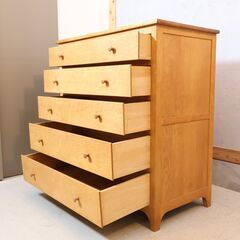 KITANOSUMAISEKKEISHA(北の住まい設計社)のメープル無垢材 5段チェストです。大容量の引き出しで収納力も抜群の洋服箪笥！どんなインテリアにも合わせやすいクラシックなデザインが魅力です