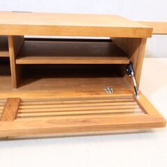 BRUNCH(ブランチ)取り扱いSISODENMARK(シソデンマーク)のウォールナット材 テレビボードです。シンプルでスッキリしたデザインの格子扉のテレビ台は、和モダンにもおススメです♪