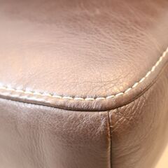 karimoku(カリモク家具)のブルックス 本革 3人掛けソファーです。/オーク材がアクセントになるモダンなハイバックタイプ レザートリプルソファーはゆったりとした快適な空間を演出します♪