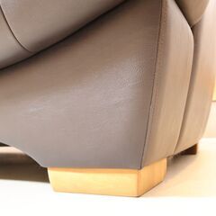 karimoku(カリモク家具)のブルックス 本革 3人掛けソファーです。/オーク材がアクセントになるモダンなハイバックタイプ レザートリプルソファーはゆったりとした快適な空間を演出します♪