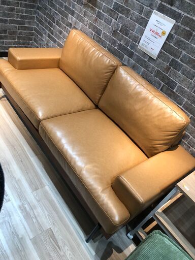 木枠付きスタイリッシュ　レザーソファ