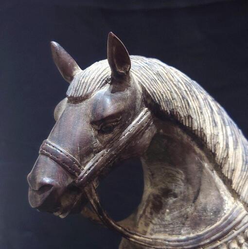 細かな彫刻 木彫り 馬 リアルな表現 木製 置物 オブジェ インテリア  