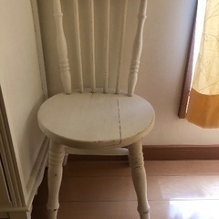 アンティーク加工の飾り椅子