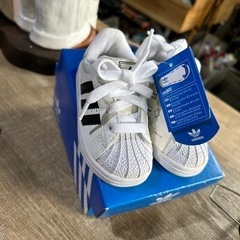 adidas ベビースニーカー