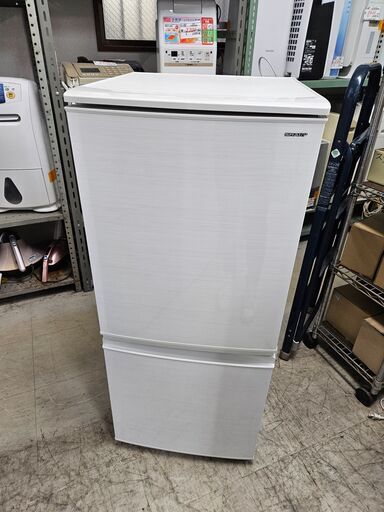 リサイクルショップどりーむ荒田店 No10749　お買い得品！　シャープ　２ドア冷蔵庫　2017年製　容量137L　※両開き対応！　1人暮らしに最適なサイズです♪