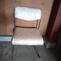 白い椅子　 