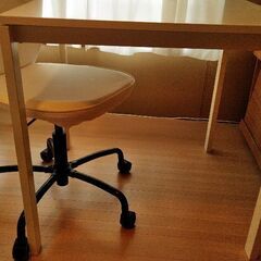 IKEAの机と椅子のセット