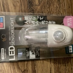 人感 明暗LEDセンサーライト コンセント式 YAZAWA NA...