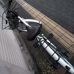 美品☆CASULY[カジュリー]SMART(スマート)26吋 シティーサイクル 外装6段/LEDオート(ホワイト)