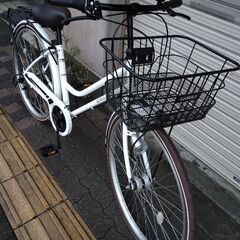 美品☆CASULY[カジュリー]SMART(スマート)26吋 シティーサイクル 外装6段/LEDオート(ホワイト)