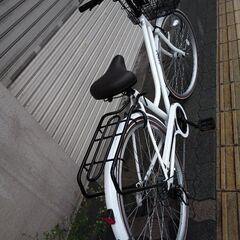 美品☆CASULY[カジュリー]SMART(スマート)26吋 シティーサイクル 外装6段/LEDオート(ホワイト)