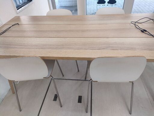 IKEA　イッペルリグ　ダイニングテーブル　＋　SVENBERTIL スヴェンベルティル チェア　4脚