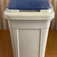 青いフタのゴミ箱  