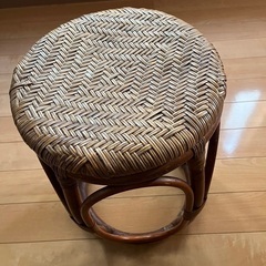 籐の丸椅子
