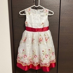 赤いリボンと刺繍が可愛い子供用ドレス