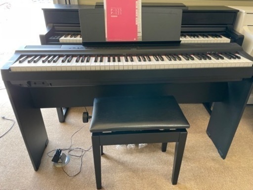 中古美品YAMAHA 電子ピアノ P-125B　2019年製。純正スタンド、ペダル、YAMAHA高低調整可能椅子付き