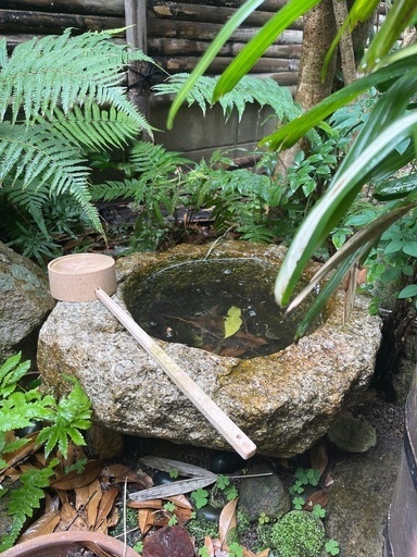 石灯篭と手水鉢