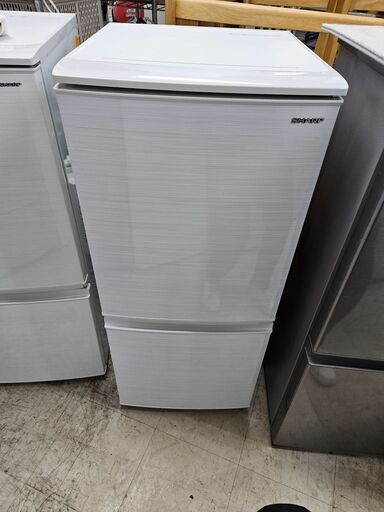 リサイクルショップどりーむ荒田店 No10808　新生活応援！　シャープ　２ドア冷蔵庫　2020年製　容量137L　両開き対応！　1人暮らしに最適なサイズです♪
