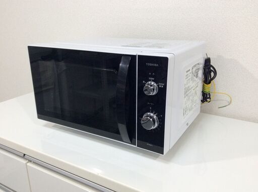 （3/27受渡済）JT8501【TOSHIBA/東芝 電子レンジ】美品 2021年製 ER-WM17-W 家電 キッチン フラットテーブル 横開き