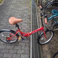 コンパクトな赤色の自転車を売りたいです。使用状態は良好です。