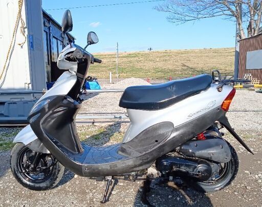 優れたエンジン。 キムコ（スーナー50SS）。 とても速いバイク。 バッテリーは新品です。 フロントタイヤはほぼ新品です。 走行距離が少ない（5116キロ）。 キャブレターのオーバーホールが完了しました。 ◆安い価格で安心して乗れる良いバイクを提供しています。 優れたエンジン。 キムコ（スーナー50SS）。 とても速いバイク