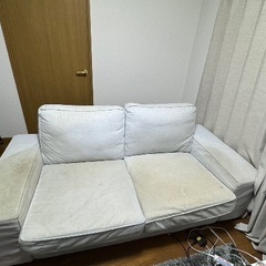 IKEAで購入したソファーです。カバーは年季が入っているので、取...