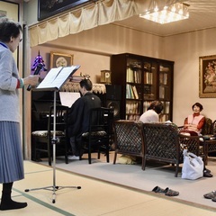 ピアノで歌おう、カラオケのピアノ版です。 − 大阪府