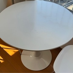 白カフェテーブル
