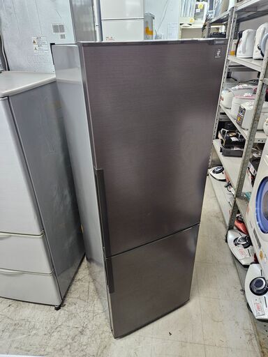 リサイクルショップどりーむ荒田店 No10857　お買い得品！　冷凍室が大容量の102L♪　SHARP　2ドア冷蔵庫　2017年製　容量271L　2人暮らしに最適なサイズです♪