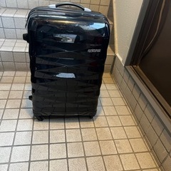 スーツケース(車輪がひとつだけ壊れています）
