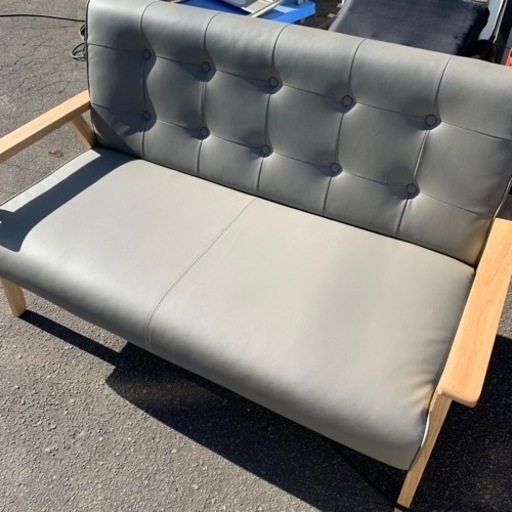 美品 合皮レザー 二人掛けソファー グレー 横幅126㎝×背もたれ高さ72㎝