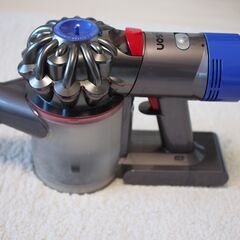 dyson v8 fluffy+ 2017年製　作動に問題なし　...