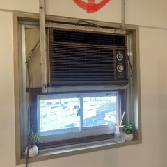 窓用エアコンを新しいものに交換し、窓を取り付けてもらいたい