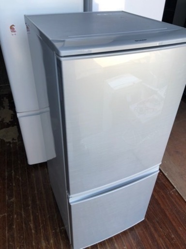 福岡市内配送設置無料 シャープ SHARP SJ-D14B-S [冷蔵庫(137L
