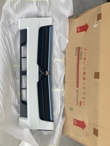三菱ふそう　キャンターフロントグリル　新品