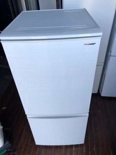 配送可能 2020年式 シャープ SHARP SJ-D14F-W [冷蔵庫 （137L
