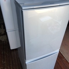福岡市内配送設置無料　シャープ SHARP SJ-D14B-S [冷蔵庫(137L・つけかえどっちもドア) 2ドア シルバー系]