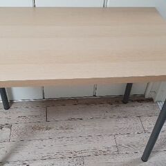 頑丈なライトウッドテーブル、メタル脚付き LINNMON IKEA