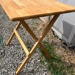 折りたたみテーブルワイド型　折り畳み式で場所とらない、木製