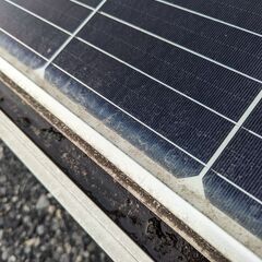 太陽光発電所のパネル清掃を行います。 − 埼玉県