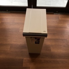 【中古品】ホワイト　30リットル用ゴミ箱