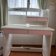白とピンクの学習机