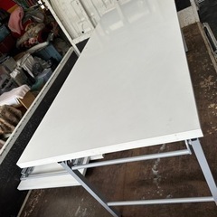 白い天板の折り畳み会議テーブル