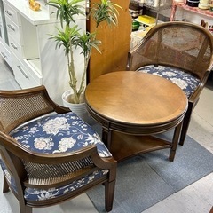 丸テーブルと椅子2脚のセット