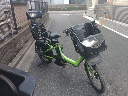 309土日もお子様と土足のままご試乗可能です。ブリヂストン、ヤマハ共同生産モデル、  ２０インチ、チャイルドシート、子供乗せ、３人乗り、２人乗り、電動アシスト自転車  後ろチャイルドシートをかごに変更して、１人乗りにもできます。  ️バッテリーを新品に変更可能です。１５０００円プラスです。  バッテリーは新品の９０％以上の性能です。  １回の充電で３０Ｋｍ以上走行可能でコンディション良好です。  電動自転車、在庫２０台以上ありますので、複数のご試乗可能です。   １ヶ月、５