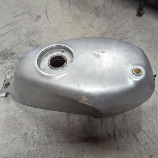 バイク NSR50 タンク　素材